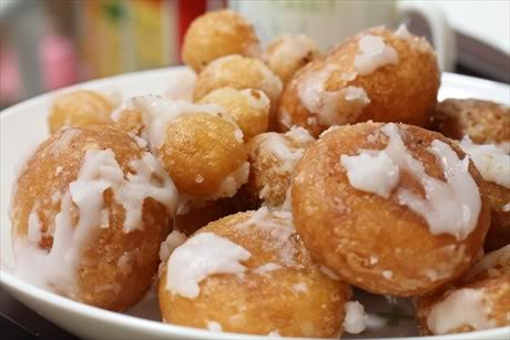 Bánh rán: Bạn rất có thể ăn phải bánh rán chiên từ dầu bẩn hoặc dầu chiên đi chiên lại nhiều lần nếu mua ở các khu ẩm thực trong lễ hội.