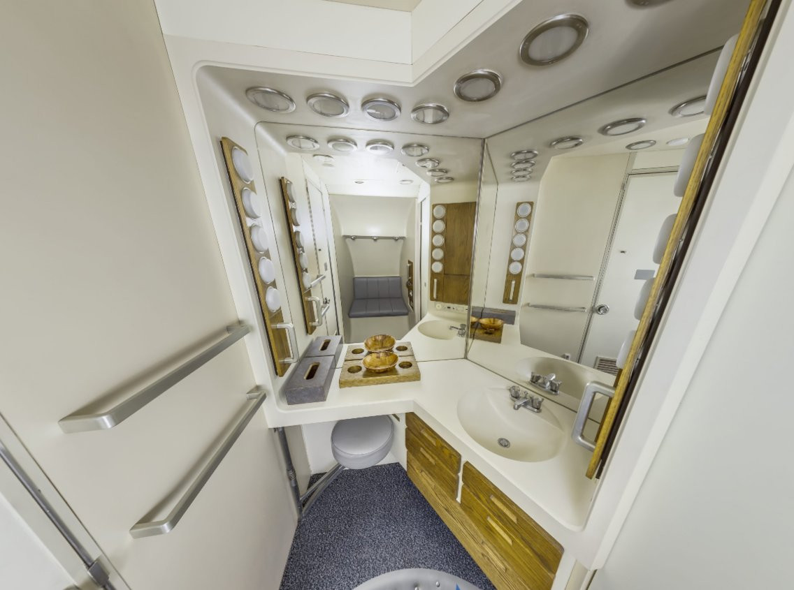 Nhà vệ sinh riêng trong khoang của Tổng thống. Nguồn ảnh: BI.