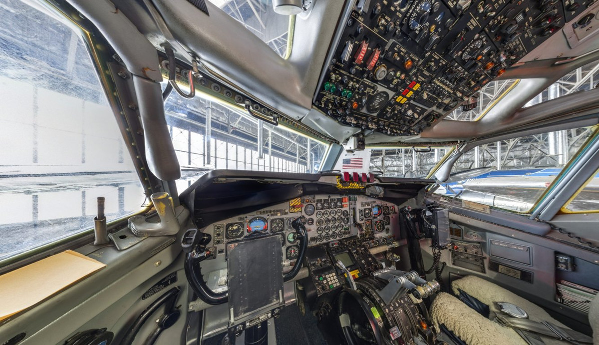 Bên trong khoang lái của SAM 26000, mọi thứ dường như được giữ nguyên bản so với chiếc Boeing 707-320B. Nguồn ảnh: BI.