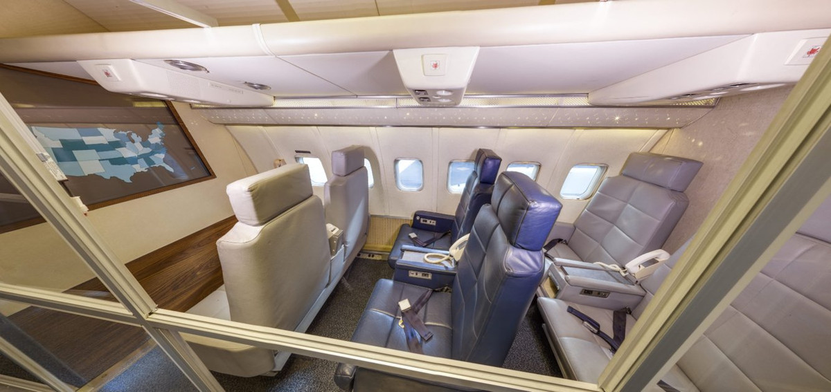 Mọi khoang trên máy bay đều được bọc kính đầy đủ để đảm bảo những cuộc hội thoại giữa những lãnh đạo cấp cao không thể bị lọt ra ngoài. Nguồn ảnh: BI.