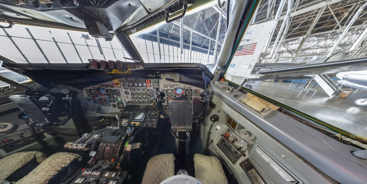 Vị trí ghế ngồi của lái phụ, có thể dễ dàng nhận thấy gần như toàn bộ hệ thống đồng hồ trên máy bay đều là đồng hồ cơ, không sử dụng bất cứ đồng hồ điện tử nào. Nguồn ảnh: BI.