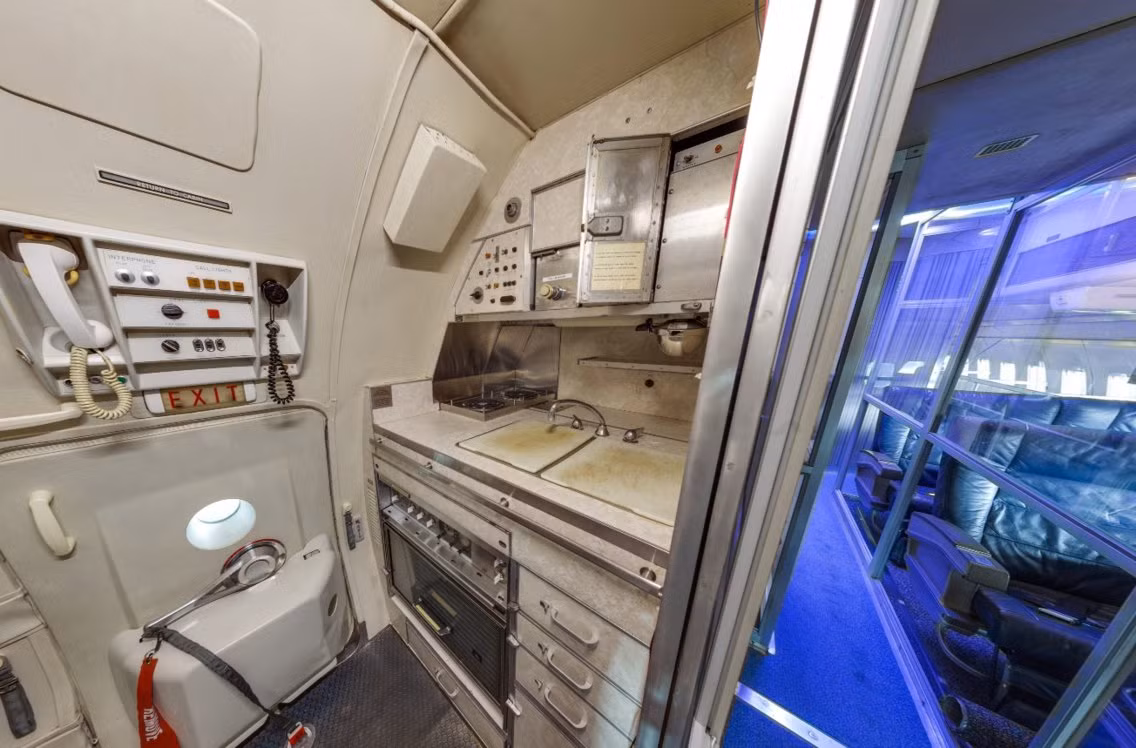 Bồn rửa và cửa thoát hiểm trong trường hợp khẩn cấp được đặt ngay sau khoang lái. Nguồn ảnh: BI.