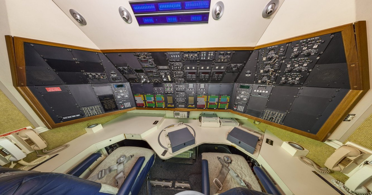 Các loại máy bay chở khách thường sẽ bay ra ngoài tầm radar trong những chuyến bay vượt biển. Tuy nhiên riêng Không lực Một, vị trí của nó được cập nhật chi tiết từng giây và không được phép mất liên lạc. Nguồn ảnh: BI. 