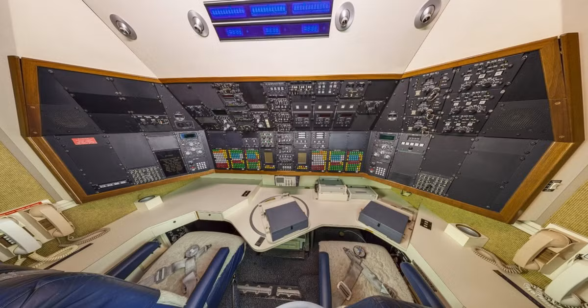 Các loại máy bay chở khách thường sẽ bay ra ngoài tầm radar trong những chuyến bay vượt biển. Tuy nhiên riêng Không lực Một, vị trí của nó được cập nhật chi tiết từng giây và không được phép mất liên lạc. Nguồn ảnh: BI. 