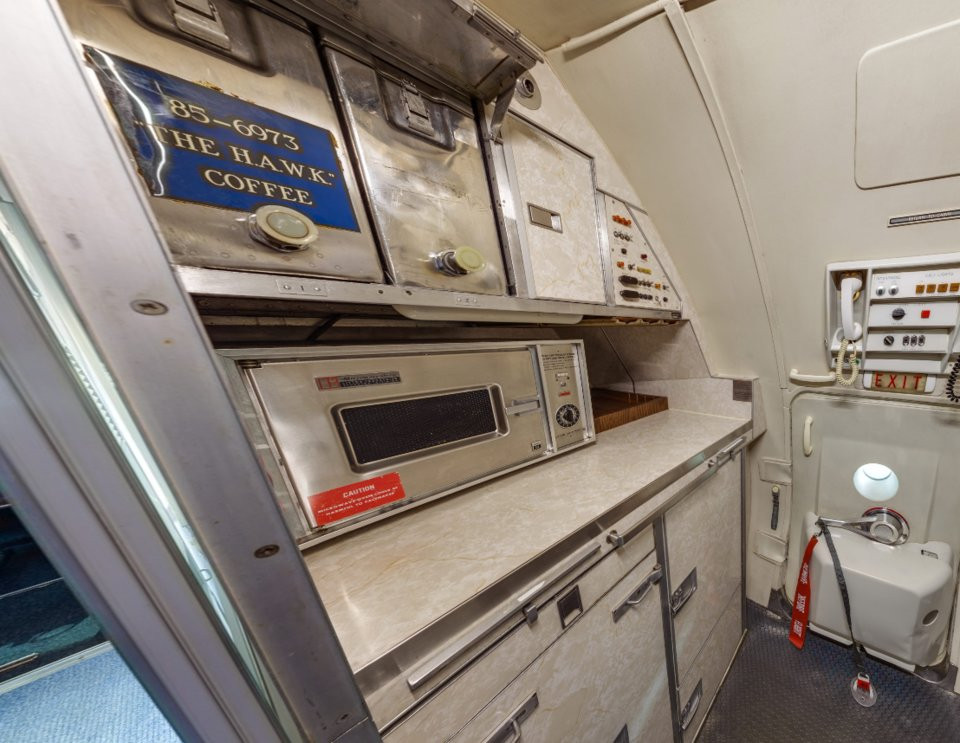 Ngay phía sau khoang lái là vị trí để đồ đạc của phi hành đoàn và tiếp viên. Tiếp viên trên những chiếc Không lực Một đều là đặc vụ. Nguồn ảnh: BI.