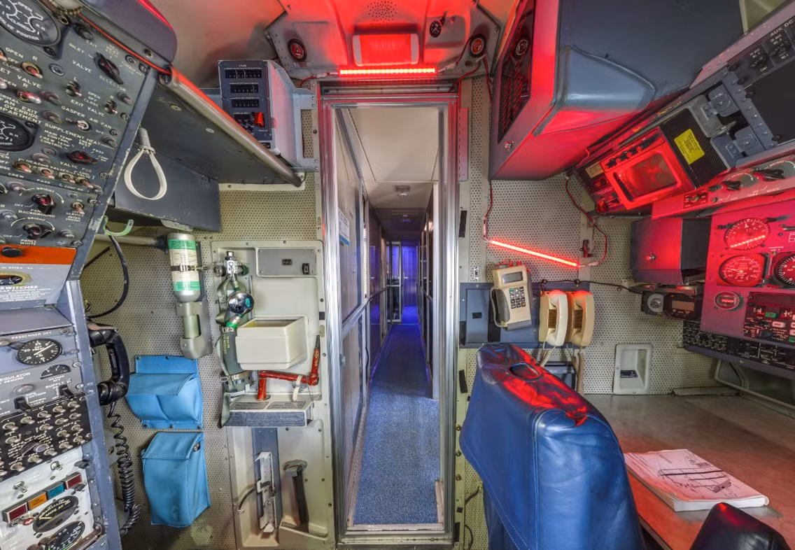Khoang lái của SAM 26000 có tổng cộng 5 ghế cho phi hành đoàn 5 người. Nguồn ảnh: BI.