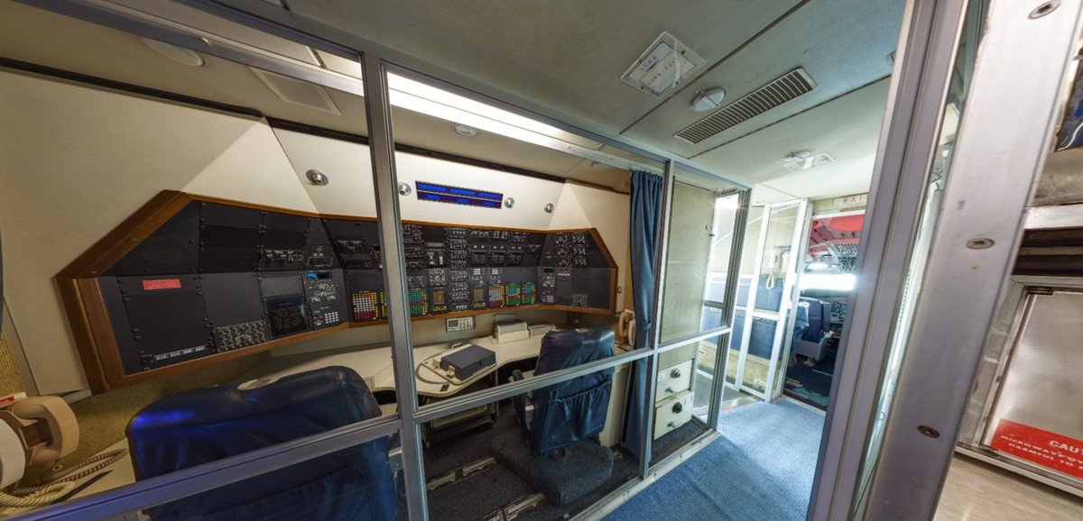 Nằm ở phía đối diện với nhà bếp và bồn rửa là trạm điều phối liên lạc để giữ chiếc Không lực Một luôn kết nối với mặt đất. Nguồn ảnh: BI.