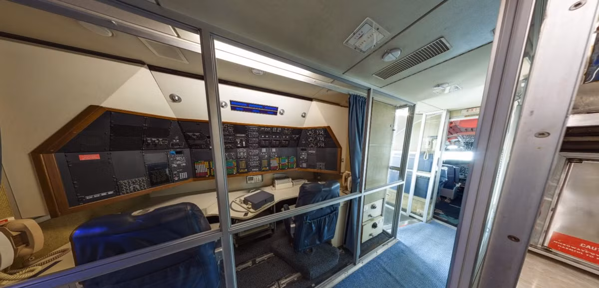 Nằm ở phía đối diện với nhà bếp và bồn rửa là trạm điều phối liên lạc để giữ chiếc Không lực Một luôn kết nối với mặt đất. Nguồn ảnh: BI.