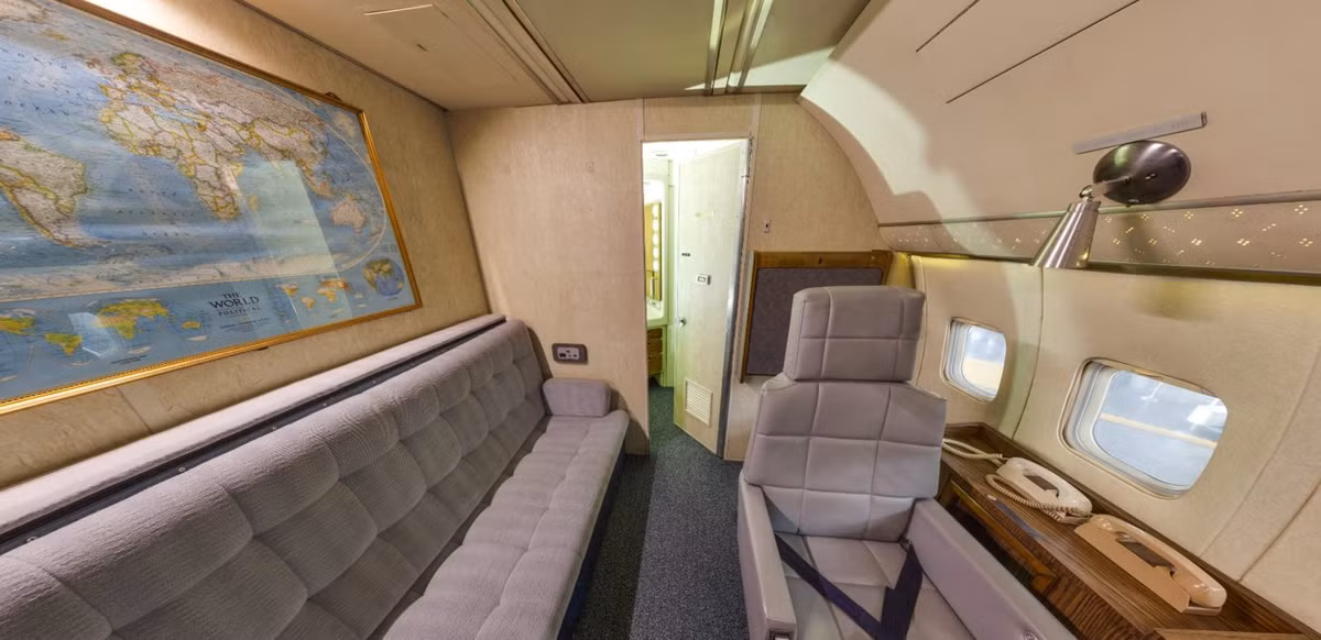 Khoang nghỉ của Tổng thống Mỹ trên máy bay với một chiếc ghế dài để Tổng thống có thể ngủ thoải mái trong các chuyến bay kéo dài hàng chục tiếng đồng hồ. Nguồn ảnh: BI.