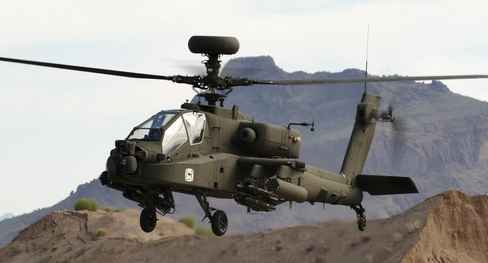 Giống như nhiều phiên bản Apache khác, AH-64E cũng có phi hành đoàn 2 người, được trang bị hai động cơ có tổng công suất khoảng 4000 mã lực, tốc độ tối đa 293 km/h, tốc độ hành trình khoảng 265 km/h và bán kính chiến đấu khoảng 480 km. Nguồn ảnh: Chosun.
