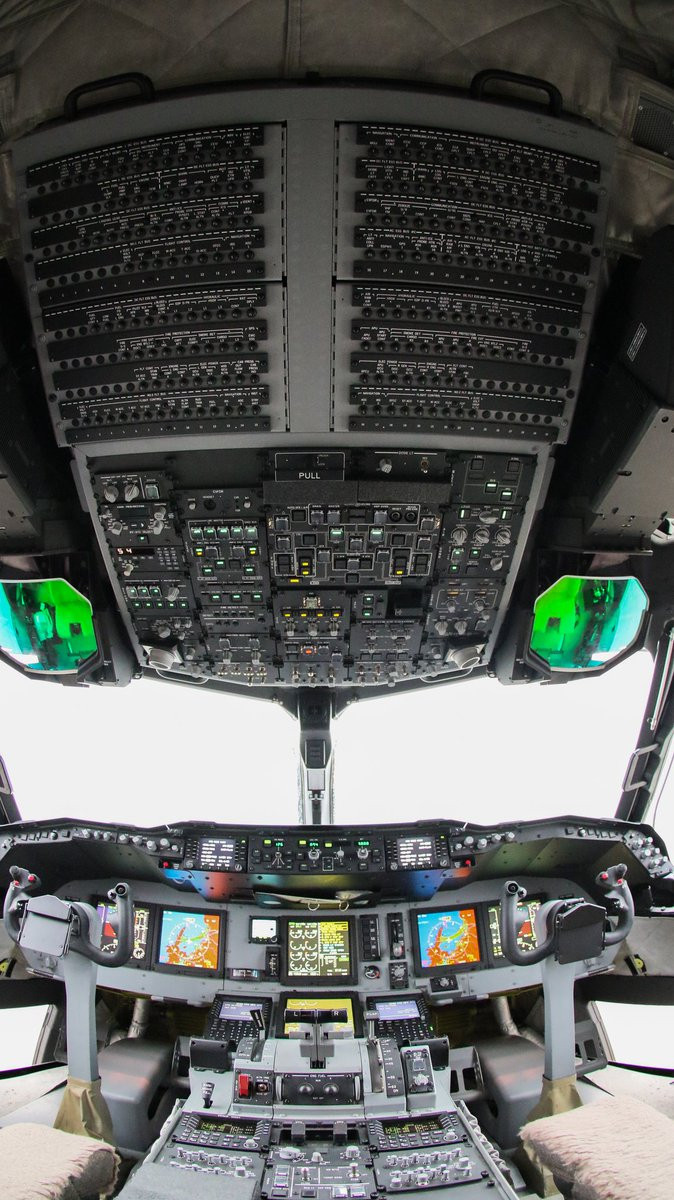 Khoang lái của vận tải cơ C-2 là cực kỳ hiện đại với phần lớn các mặt đồng hồ cơ học bị loại bỏ, thay vào đó là màn hình điện tử điều hướng. Nguồn ảnh: Sina.