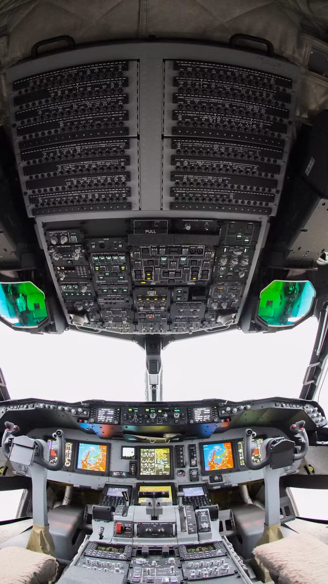 Khoang lái của vận tải cơ C-2 là cực kỳ hiện đại với phần lớn các mặt đồng hồ cơ học bị loại bỏ, thay vào đó là màn hình điện tử điều hướng. Nguồn ảnh: Sina.