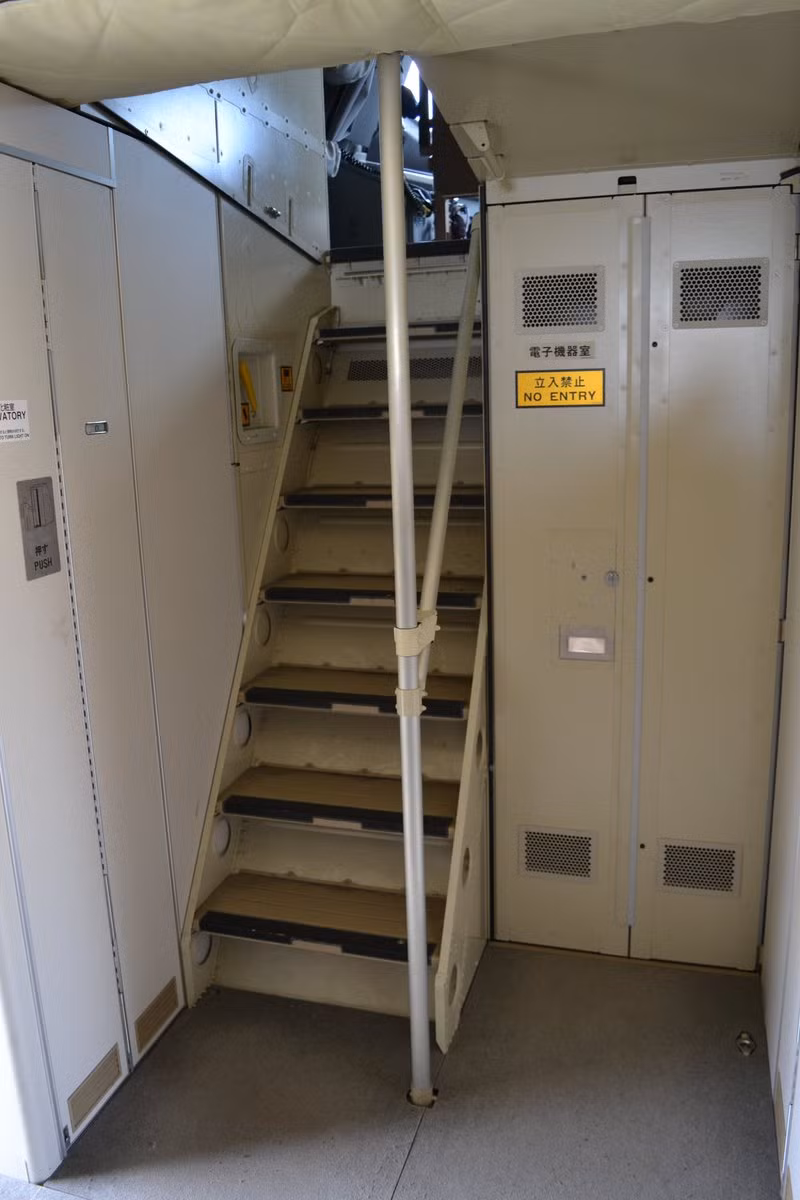 Cầu thang đi từ khoang chứa hàng lên phòng điều khiển. Nguồn ảnh: Sina.