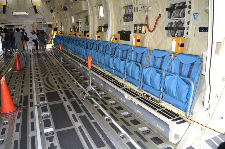 Phần ghế ngồi được gập lại gọn gàng dọc khoang chứa hàng của máy bay vận tải C-2. Nguồn ảnh: Sina.