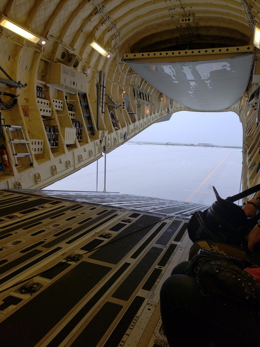 Giống nhiều loại máy bay vận tải hạng nặng khác, khoang chứa hàng của Kawasaki C-2 được thiết kế để nó có thể mang theo được hành khách. Nguồn ảnh: Sina.