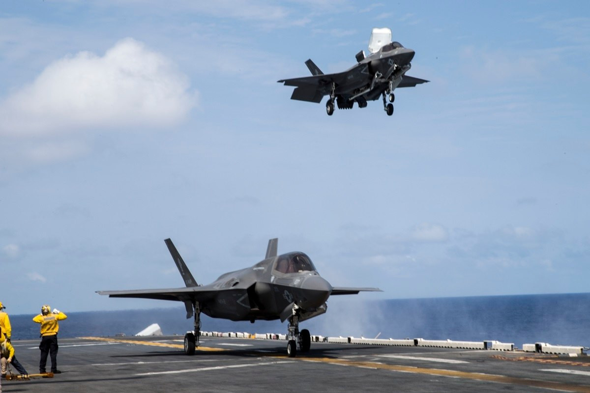 Tuy nhiên, kẻ thay thế cho những loại máy bay đó lại là F-35. Với giá thành còn quá cao và vấn đề tốc độ lắp ráp chậm chạp khiến cho việc thay thế máy bay chiến đấu của Không quân Thuỷ quân Lục chiến Mỹ là điều khá khó khăn. Nguồn ảnh: Flickr.