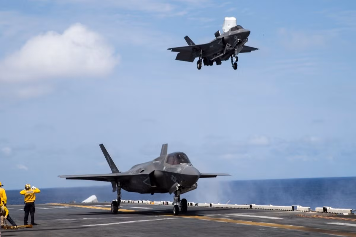 Tuy nhiên, kẻ thay thế cho những loại máy bay đó lại là F-35. Với giá thành còn quá cao và vấn đề tốc độ lắp ráp chậm chạp khiến cho việc thay thế máy bay chiến đấu của Không quân Thuỷ quân Lục chiến Mỹ là điều khá khó khăn. Nguồn ảnh: Flickr.