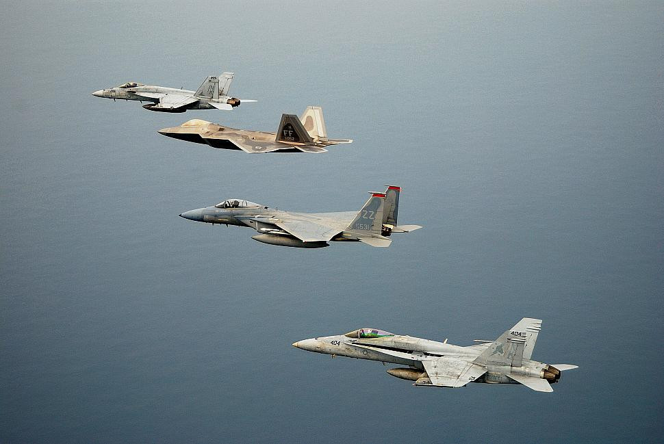 Trong đó quan trọng nhất là các loại chiến đấu cơ xương sống hiện tại của gần như mọi lực lượng Mỹ, bao gồm F-35, F-22, F/A-18, F-15 và F-16. Nguồn ảnh: USAF.