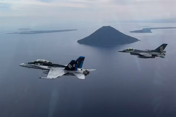 Một trong những loại máy bay chiến đấu nhiều tuổi nhất đang được phục vụ trong Không quân Thuỷ quân Lục chiến Mỹ là chiến đấu cơ F/A-18. Theo thông tin mới nhất, khả năng cao F/A-18 sẽ sớm bị Thuỷ quân Lục chiến Mỹ cho về hưu trong tương lai gần. Nguồn ảnh: USAF.