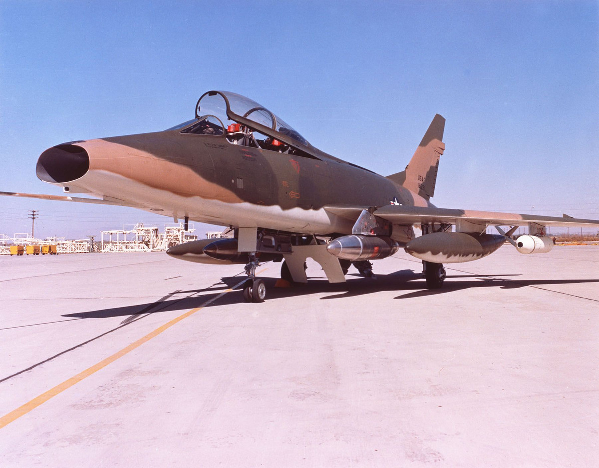 Với khả năng chiến đấu như một tiêm kích – bom, các chiến đấu cơ F-100 Super Sabre của Mỹ khi này sẽ phải kiêm luôn nhiệm vụ yểm trợ, bảo vệ các đội hình máy bay ném bom chiến lược của Không quân Mỹ.