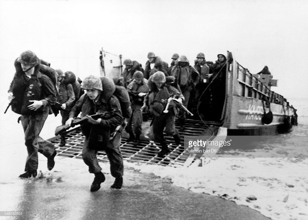 Kéo dài từ tháng 11/1955 cho tới tháng 4/1975, Chiến tranh Việt Nam là một trong những cuộc chiến khốc liệt và dai dẳng nhất mà quân đội Mỹ từng tham gia kể từ khi xuất hiện vào năm 1775 cho tới nay. Trên chiến trường Việt Nam, Mỹ đã ứng dụng những thành tựu lớn nhất về khoa học kỹ thuật của mình để tìm ra loại chiến đấu cơ và trực thăng tốt nhất có thể phù hợp với lối đánh du kích cực kỳ khó chịu mà quân giải phóng sáng tạo nên.