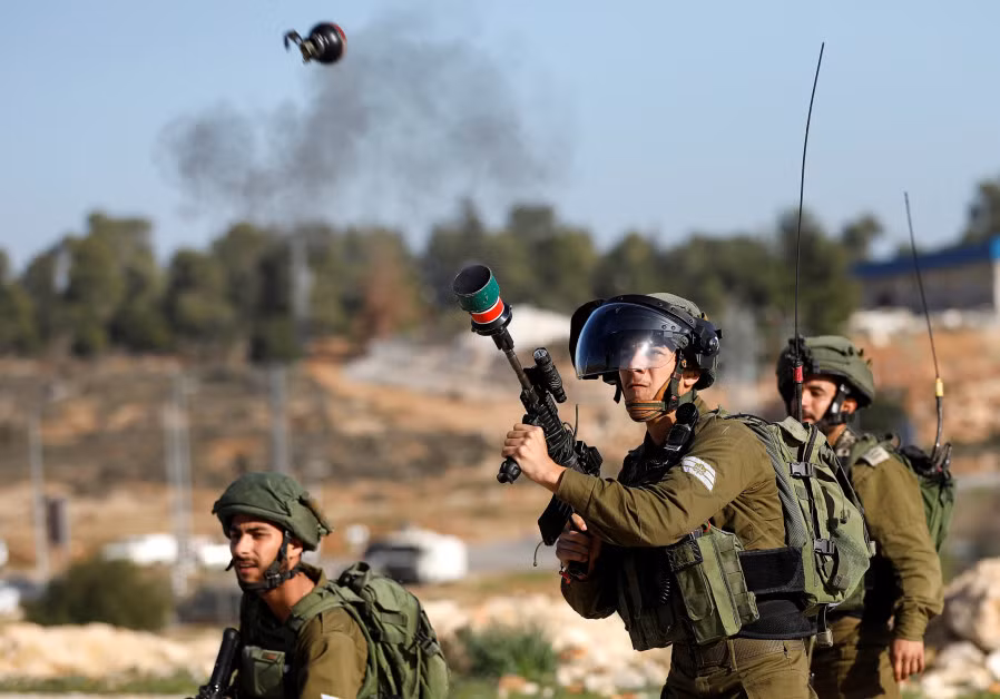 Quân đội Israel cũng đặc biệt chú trọng vào việc bảo vệ mạng sống cho binh lính trên chiến trường vì bản thân đất nước nhỏ bé ở Trung Đông này có dân số không nhiều và học thuyết chiến tranh của Israel dù có toàn trang thiết bị hiện đại nhưng vẫn luôn coi ưu thế con người là điểm mấu chốt trong mọi cuộc chiến. Nguồn ảnh: Pinterest.