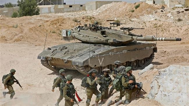 Khác với các loại xe tăng chủ lực chiến trường thông thường, xe tăng Merkava còn được trang bị khả năng chở theo lính. Điều này khiến cách thức chiến đấu với xe tăng thay đổi hoàn toàn khi bộ binh tùng thiết giờ đây không nhất thiết phải có xe chở quân hoặc chạy bộ theo xe tăng mà có thể yên tâm ngồi trong xe tăng và xông ra bất cứ khi nào cần. Nguồn ảnh: Conq.