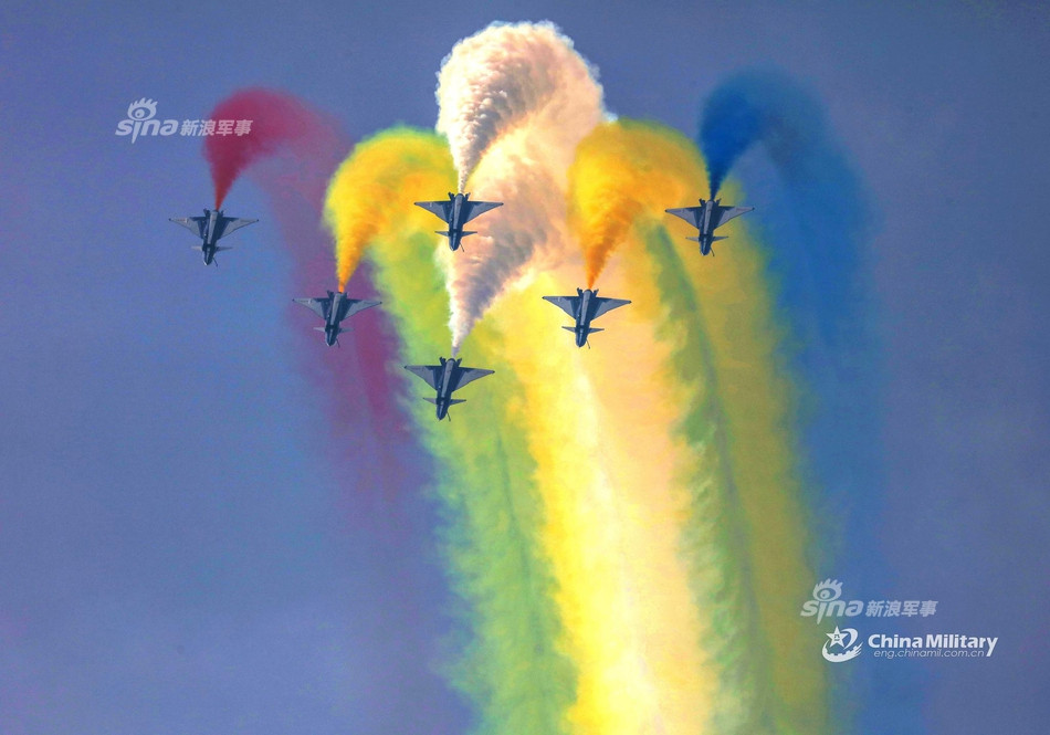 Nổi bật nhất là màn trình diễn của dàn 6 chiến đấu cơ J-10A của Không quân Trung Quốc với những pha nhào lộn đầy màu sắc trên không. Nguồn ảnh: Sina.