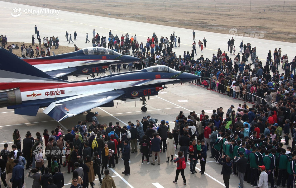 Giống như nhiều chiến đấu cơ hiện đại khác, tiêm kích J-10 có khả năng hoạt động trong mọi điều kiện thời tiết, hoạt động bất kể ngày đêm và thậm chí, Trung Quốc còn tính tới chuyện xuất khẩu loại chiến đấu cơ này để cạnh tranh với F-16 của Mỹ trên thị trường thế giới. Nguồn ảnh: Sina.