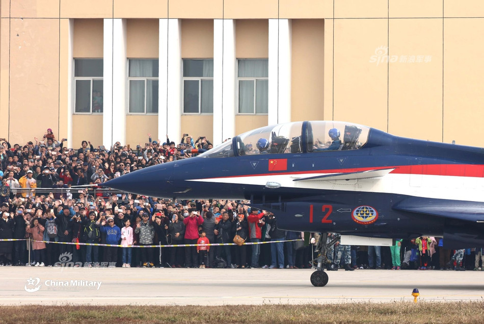 Hàng vạn khán giả chứng kiến màn trình diễn của Không quân Trung Quốc với những chiến đấu cơ J-10. Nguồn ảnh: Sina.