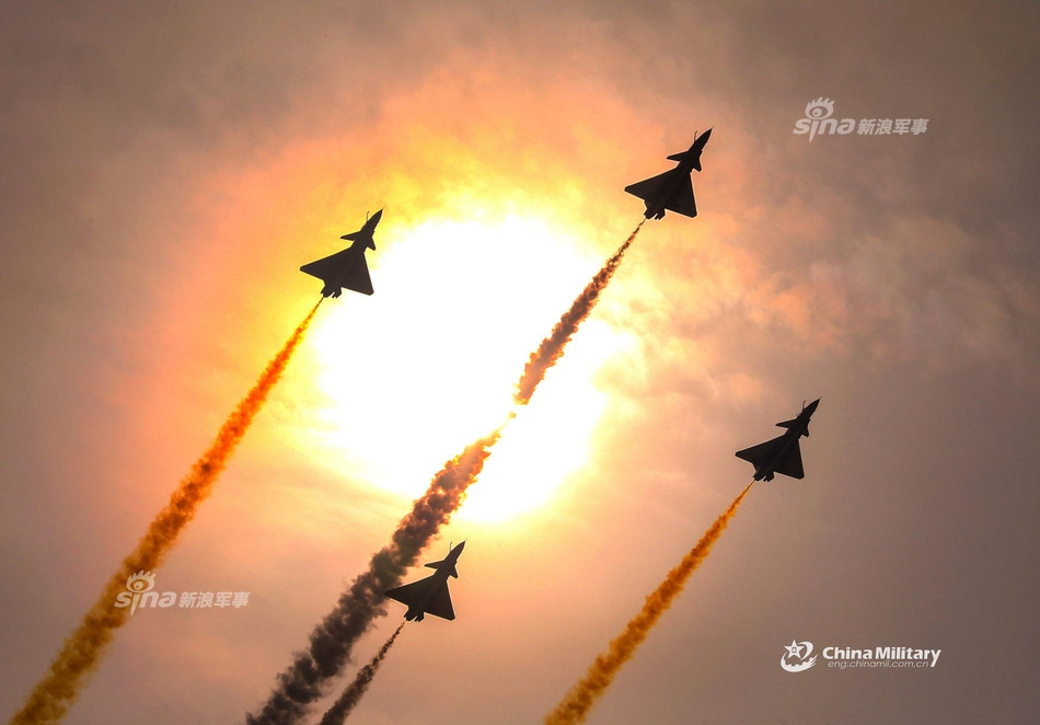 Hiện tại, Không quân Trung Quốc đang có chính xác 323 chiếc chiến đấu cơ loại này phục vụ trong biên chế. Là một máy bay chiến đấu đa năng, J-10 có thể vừa làm nhiệm vụ tiêm kích vừa làm nhiệm vụ của một máy bay tấn công mặt đất. Nguồn ảnh: Sina.