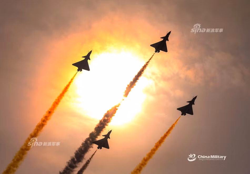 Hiện tại, Không quân Trung Quốc đang có chính xác 323 chiếc chiến đấu cơ loại này phục vụ trong biên chế. Là một máy bay chiến đấu đa năng, J-10 có thể vừa làm nhiệm vụ tiêm kích vừa làm nhiệm vụ của một máy bay tấn công mặt đất. Nguồn ảnh: Sina.