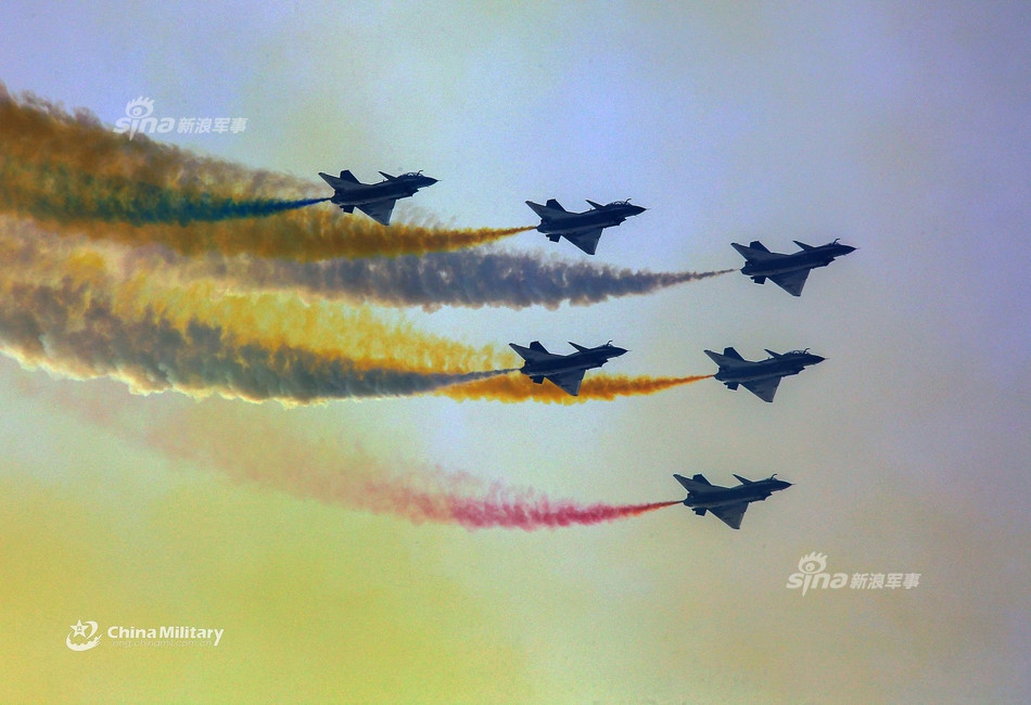 Chiến đấu cơ Chengdu J-10 (hay còn có tên Hán Việt là Tiêm-10) có tên NATO là "Chim Lửa" đã thực hiện chuyến bay thử nghiệm đầu tiên vào năm 1998 và được đưa vào sản xuất hàng loạt từ năm 2006 tới nay. Nguồn ảnh: Sina.