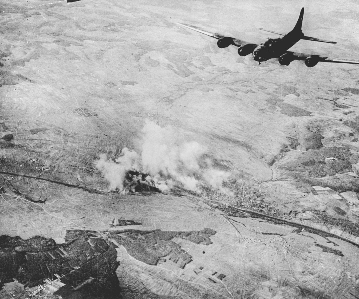 Các máy bay ném bom của Đồng minh sẽ được tiêm kích P-47 Thunderbolt yểm trợ trên đường tới mục tiêu. Tuy nhiên do tầm bay của tiêm kích có hạn, các tiêm kích P-47 chỉ đi cùng máy bay ném bom của Mỹ được đến eo biển Anh. Khi tiến qua lãnh thổ Pháp và tới Đức, các máy bay ném bom phải "tự dựa vào nhau mà sống". Nguồn ảnh: BI.