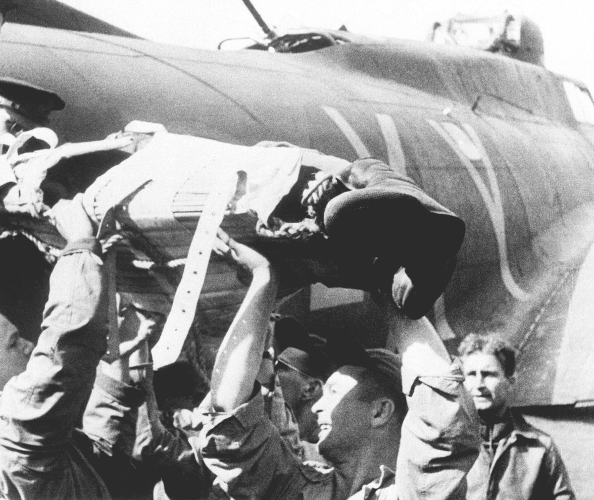 Trong đợt tấn công cuối cùng, 60 máy bay ném bom của Đồng minh đã bị hạ khi bay trên đất Đức, kèm theo đó là thiệt hại 642 phi hành đoàn, 5 chiếc khác bị trục trặc rơi ngay trên đất Anh; 121 chiếc bị hư hỏng nặng dù lết được về sân bay, 17 chiếc bị hư hỏng ngoài khả năng sửa chữa dù hạ cánh thành công. Chỉ 33 chiếc, chiếm 12% số lượng máy bay ném bom tham chiến có thể trở về và không bị sứt mẻ. Nguồn ảnh: BI.