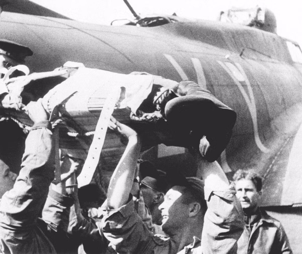 Trong đợt tấn công cuối cùng, 60 máy bay ném bom của Đồng minh đã bị hạ khi bay trên đất Đức, kèm theo đó là thiệt hại 642 phi hành đoàn, 5 chiếc khác bị trục trặc rơi ngay trên đất Anh; 121 chiếc bị hư hỏng nặng dù lết được về sân bay, 17 chiếc bị hư hỏng ngoài khả năng sửa chữa dù hạ cánh thành công. Chỉ 33 chiếc, chiếm 12% số lượng máy bay ném bom tham chiến có thể trở về và không bị sứt mẻ. Nguồn ảnh: BI.