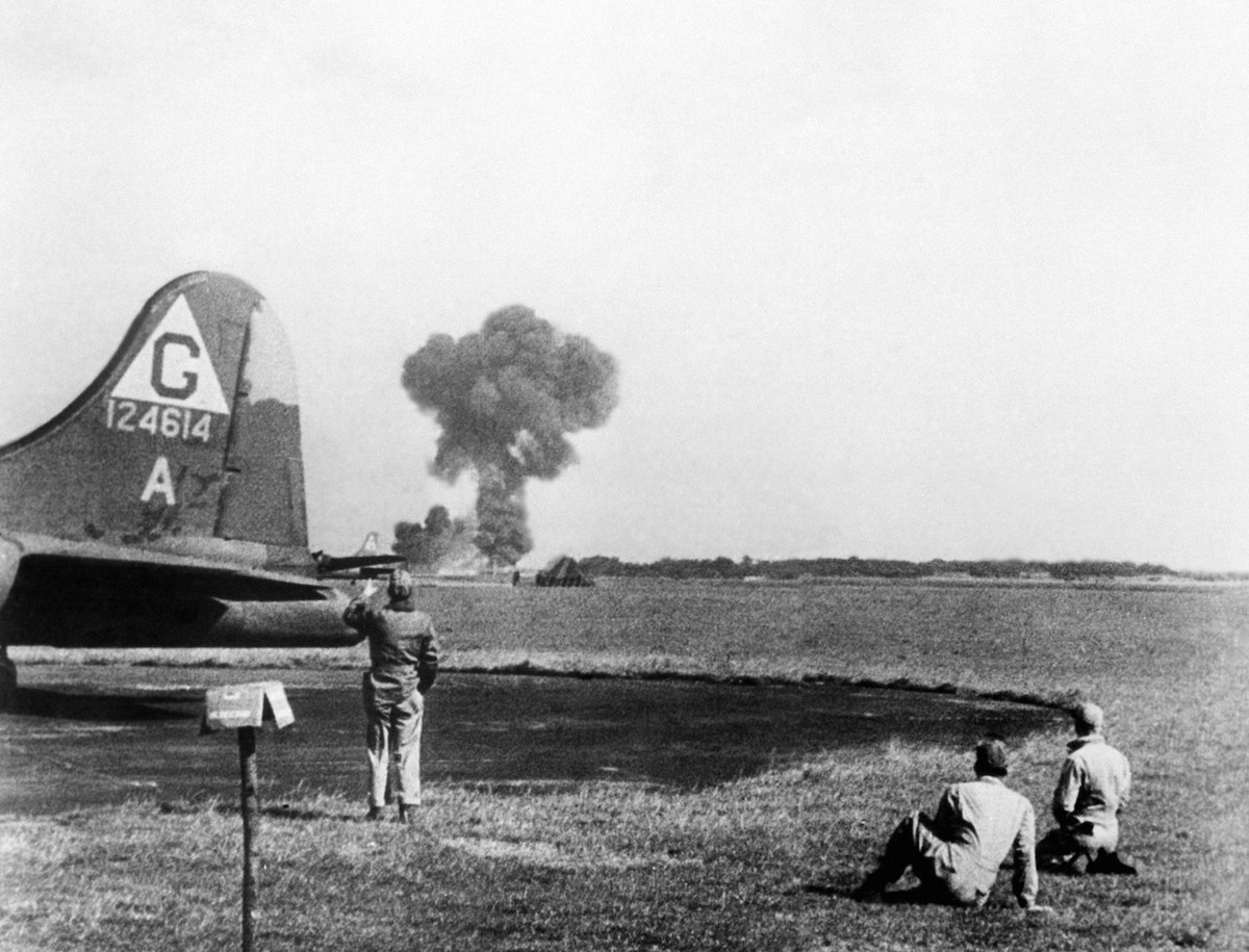 Không quân Đức cũng biết được điểm yếu này và chủ yếu chỉ đón lõng các máy bay ném bom Đồng minh ở khu vực ngoài tầm bay của tiêm kích P-47. Mặc dù vậy, số lượng lớn và hoả lực súng máy dày đặc đã khiến những pháo đài bay B-24 của Mỹ tới được mục tiêu, ném bom và quay về. Nguồn ảnh: BI.