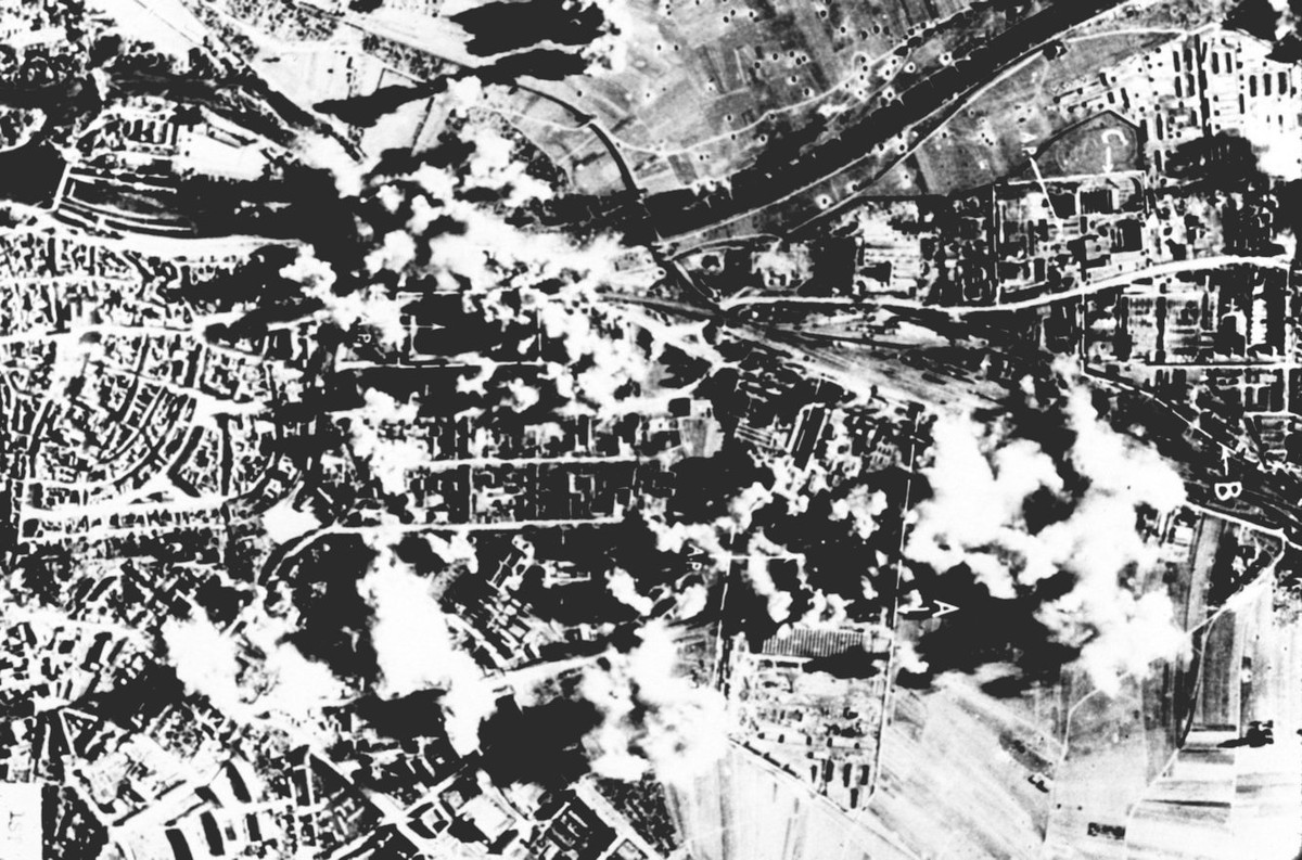 Độ tuổi trung bình của các thành viên tổ bay thuộc lực lượng Không quân Đồng minh tham gia chiến dịch này chỉ là 22 tuổi. Nguồn ảnh: BI.