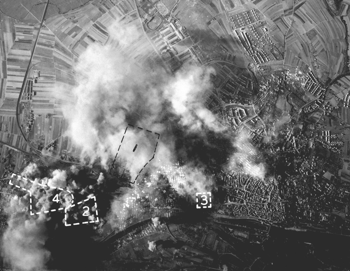 Kế hoạch ném bom thành phố công nghiệp Schweinfurt lần thứ hai được gọi là "Nhiệm vụ 115" diễn ra ba ngày sau đợt một, huy động tổng cộng khoảng... 1000 máy bay ném bom từ phía Đồng minh tham chiến, 88 chiếc trong số đó đã bị bắn hạ, thiệt hại 900 thành viên phi hành đoàn. Nguồn ảnh: BI.