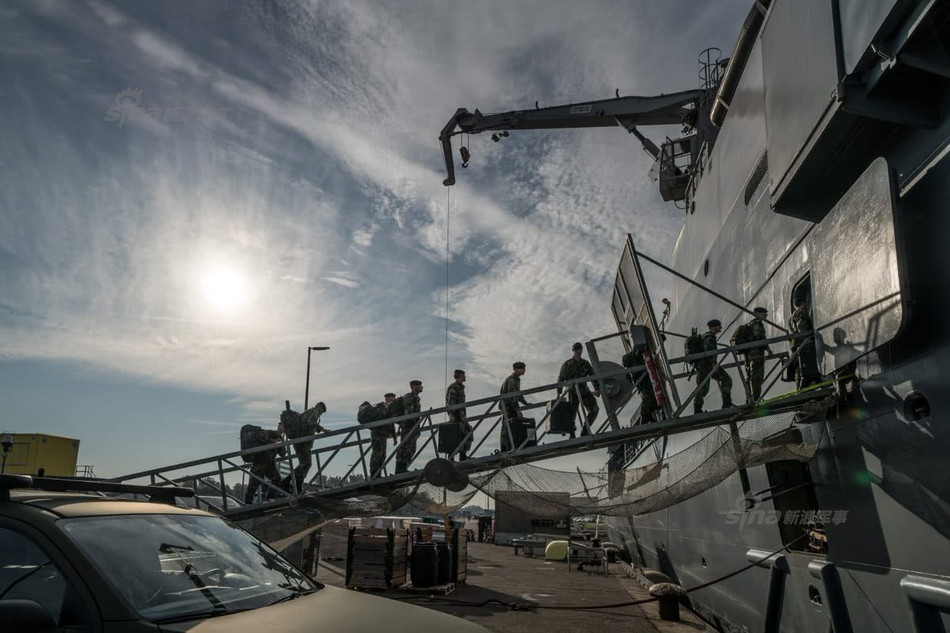 Tới tận ngày 24/4/2015, tàu HNLMS Karel Doorman mới được gia nhập lực lượng hải quân Hà Lan. Tới năm 2016, Ngoại trưởng Đức và Ngoại trưởng Hà Lan đã ký kết văn kiện thoả thuận hiệp ước "dùng chung" tàu HNLMS Karel Doorman. Nguồn ảnh: Sina.