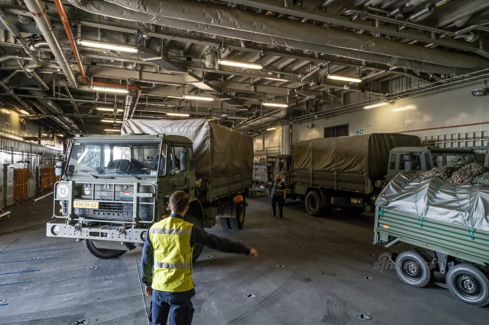 Tàu có chiều dài 204,7 mét, lườn rộng 30,4 mét và có mớm nước tối đa 7,8 mét. HNLMS Karel Doorman được trang bị 5 động cơ diesel và 2 động cơ điện cho phép tàu di chuyển với tốc độ tối đa lên tới 18 hải lý giờ - tương đương 33 km/h kèm theo đó là tầm hoạt động 18.000 km. Nguồn ảnh: Sina.