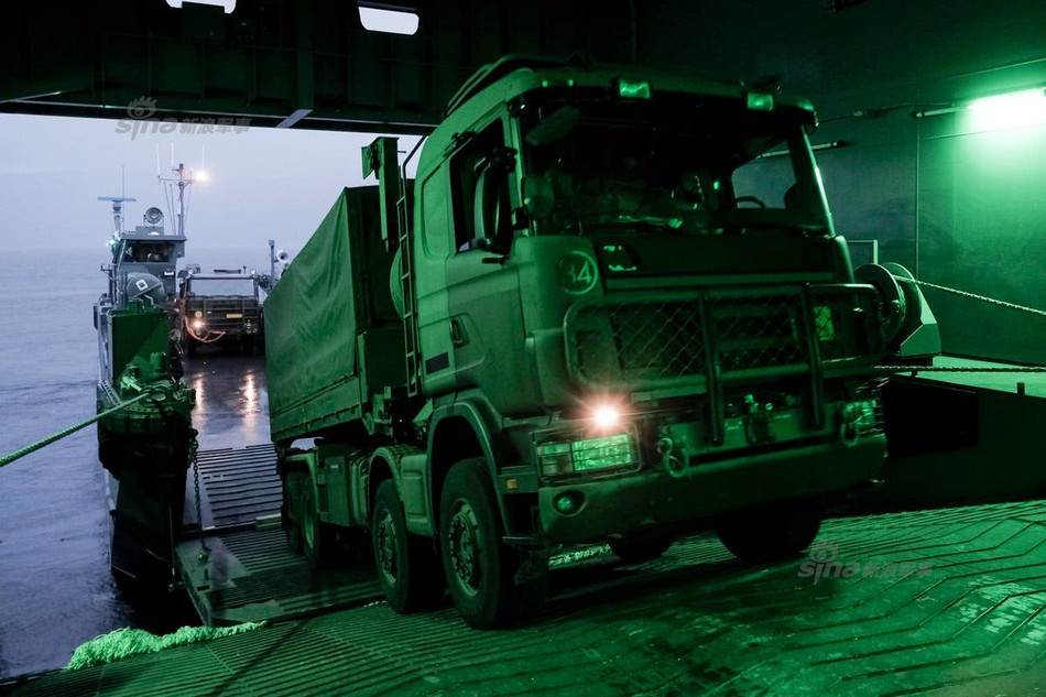 Được Hà Lan xếp vào loại tàu hỗ trợ đổ bộ, tàu đổ bộ tấn công HNLMS Karel Doorman có độ giãn nước 27.800 tấn và được coi là tàu lớn nhất từng được đóng tại Romania. Nguồn ảnh: Sina.