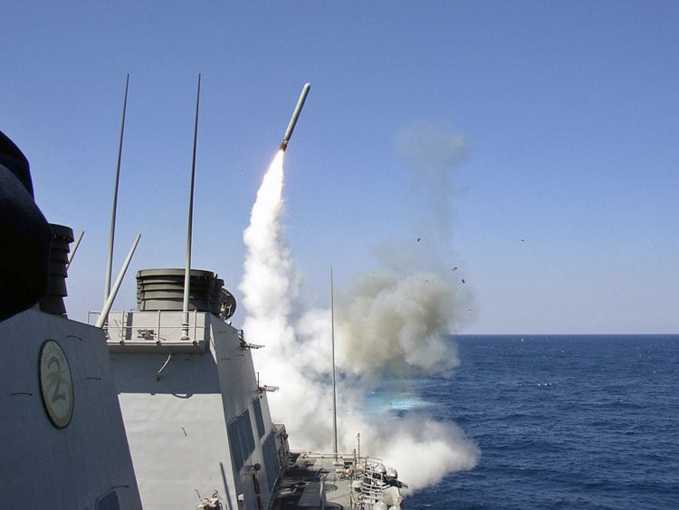 Tên lửa Tomahawk phiên bản hải quân đã chứng tỏ là tên lửa hành trình hàng đầu thế giới, được mệnh danh là "Sứ giả chiến tranh". Hàng nghìn tên lửa đã được quân đội Mỹ sử dụng trong các cuộc xung đột từ những năm 1990 đến nay. Ảnh: US Navy.