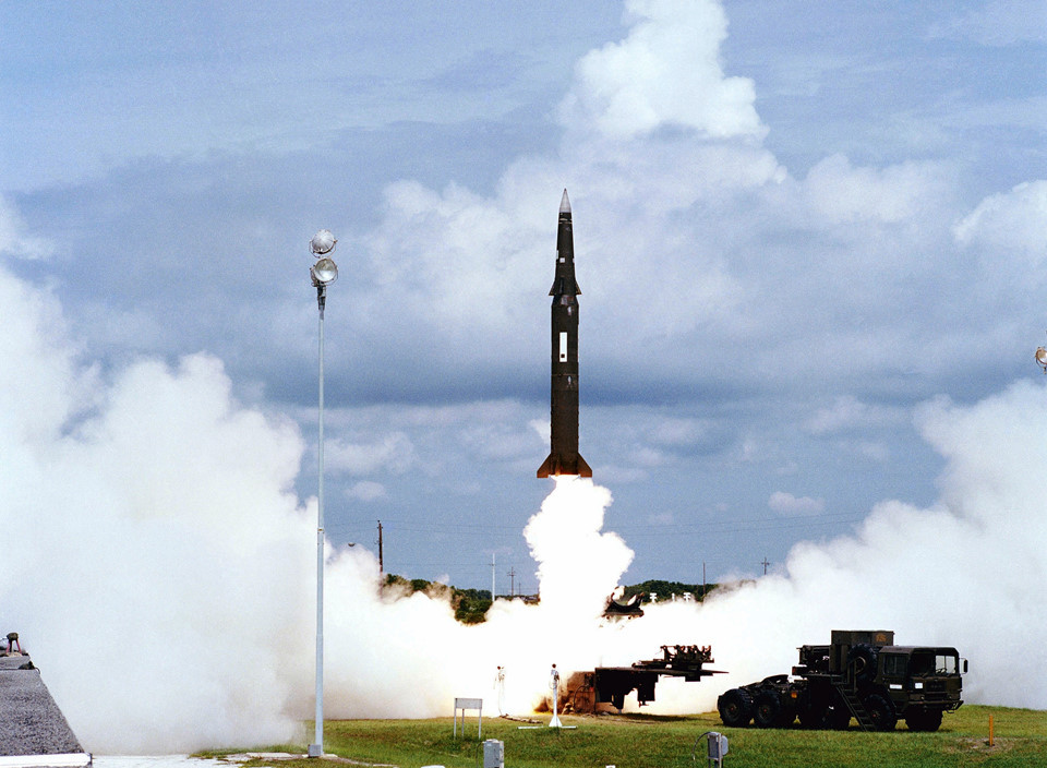 Pershing II là loại tên lửa đạn đạo nhiên liệu rắn 2 giai đoạn, tầm bắn khoảng 1.700 km và có thể mang đầu đạn hạt nhân. Điểm mạnh của nó nằm ở công nghệ dẫn hướng rất tinh vi. Ảnh: Wikipedia.