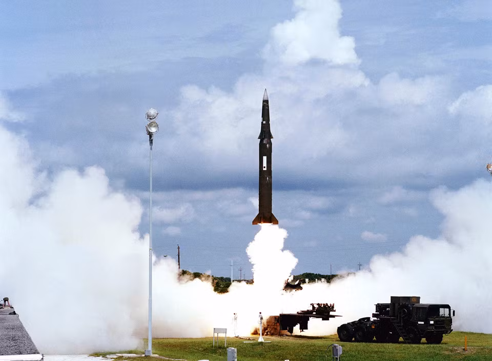 Pershing II là loại tên lửa đạn đạo nhiên liệu rắn 2 giai đoạn, tầm bắn khoảng 1.700 km và có thể mang đầu đạn hạt nhân. Điểm mạnh của nó nằm ở công nghệ dẫn hướng rất tinh vi. Ảnh: Wikipedia.