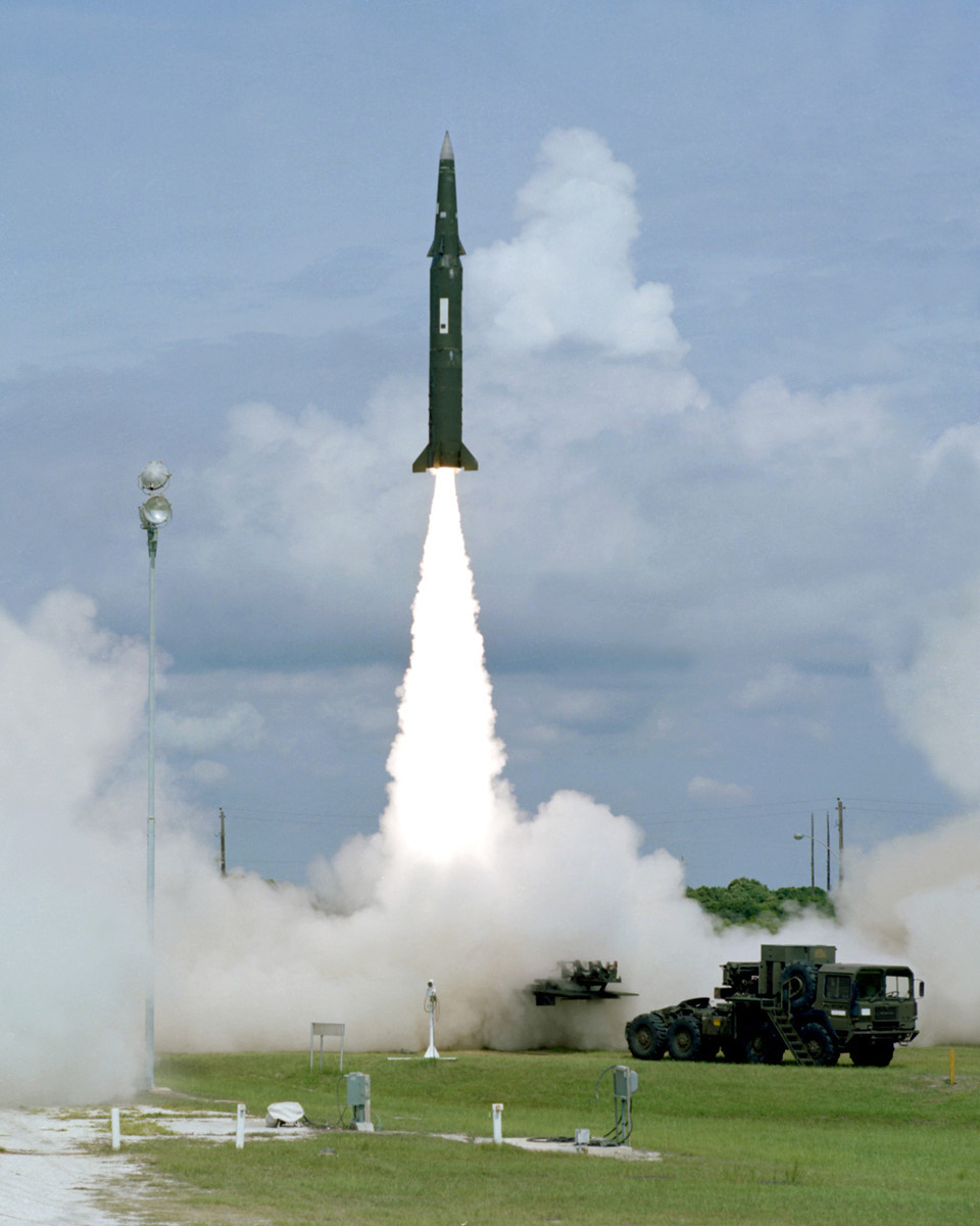 Nhà phân tích Collins lập luận tên lửa Pershing II được chế tạo vào đầu những năm 1980 nên công nghệ của nó không quá lạc hậu so với hiện tại, chỉ cần cập nhật công nghệ dẫn hướng mới sẽ có ngay một vũ khí đáng gờm. Ảnh: US Army.