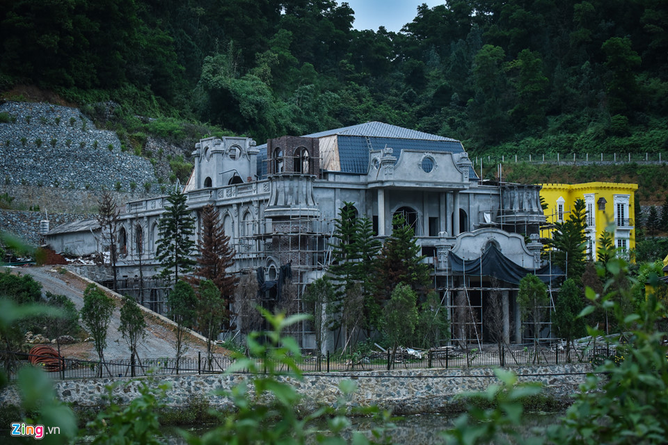 Chủ sở hữu của khu đất này đã mua lại đất của nhiều hộ dân ở thôn Minh Tân (xã Minh Trí, Sóc Sơn, Hà Nội) và xây dựng nhiều hạng mục công trình với tổng diện tích xây dựng hàng trăm m2 gồm nhiều nhà ở kiên cố, cầu bê tông qua khe núi, đường nhựa, đường nội bộ, sân vườn, kè đá taluy sườn núi, tiểu cảnh…..