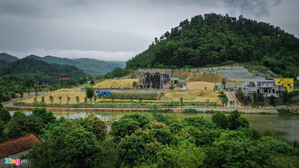 Người dân sinh sống trong khu vực cho biết vài năm trở lại đây, nhiều người ở các địa phương khác về mua đất khiến giá đất tăng lên chóng mặt.