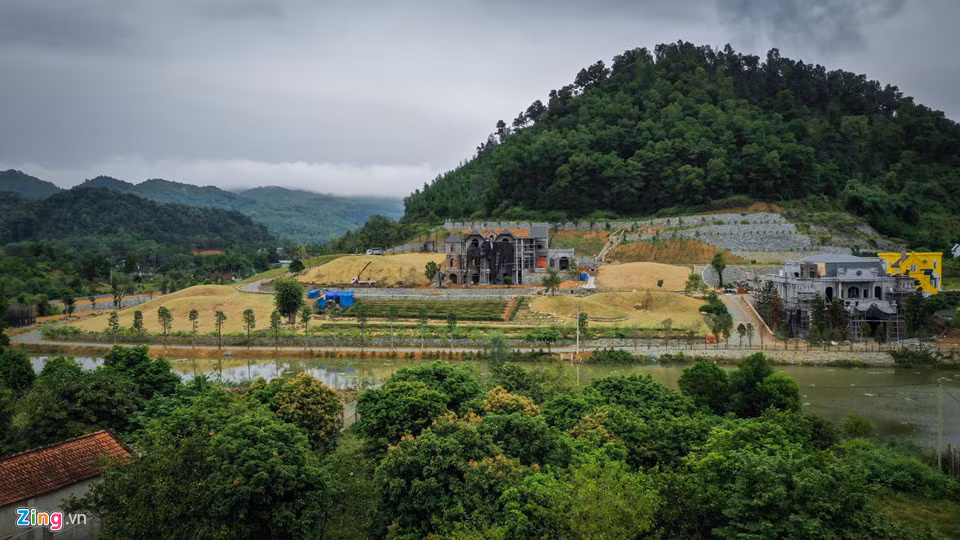Người dân sinh sống trong khu vực cho biết vài năm trở lại đây, nhiều người ở các địa phương khác về mua đất khiến giá đất tăng lên chóng mặt.