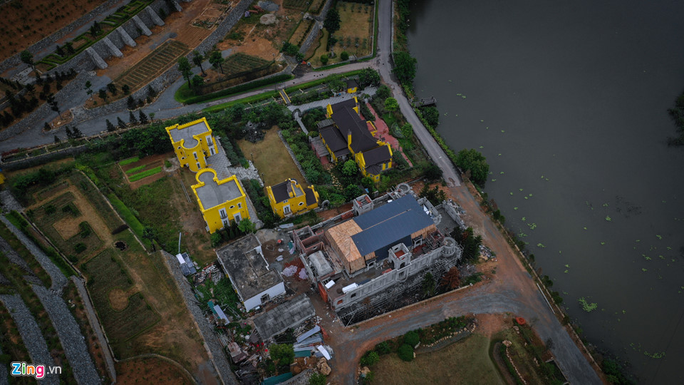 Đây được coi là khu nghỉ dưỡng có vị trí phong thuỷ đẹp nằm trong quy hoạch rừng phòng hộ bảo vệ môi trường Sóc Sơn.